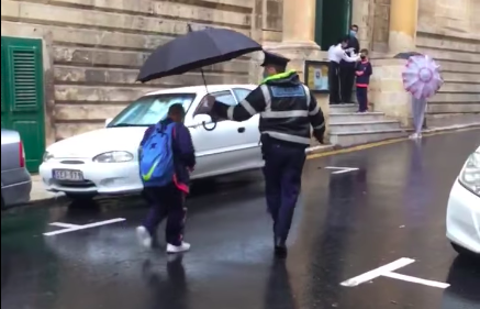  Pulizija Jeskorta T-Tfal Tal-Iskola Bl-Umbrella Waqt Ix-Xita Qawwija Ta’ Dalgħodu