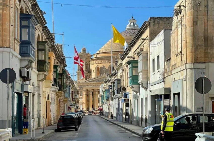  Bidla Fid-Direzzjoni Tinżel Għasel Mal-Mostin