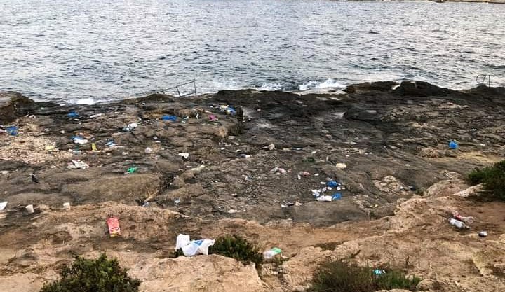  Żibel Ma’ Kullimkien Fuq Il-Bajja Tal-Exiles F’Tas-Sliema