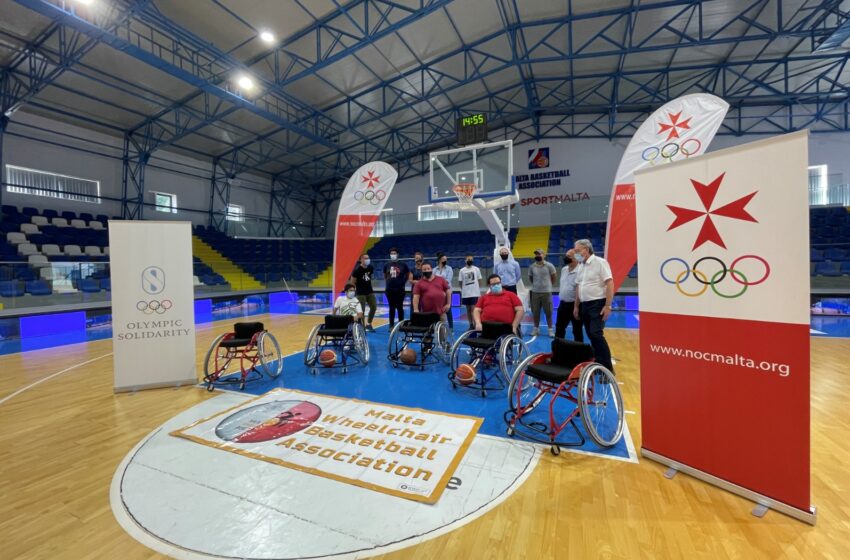  Il-KOM B’Donazzjoni Ta’ 5 WheelChairs lil Wheelchair Basketball