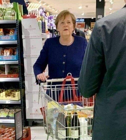 Angela Merkel Tmur Tixtri Hi Mingħand Tal-Merċa…