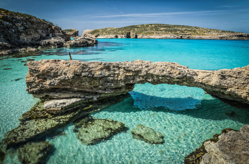  Raġel Isofri Ġrieħi Serji Fi Blue Lagoon