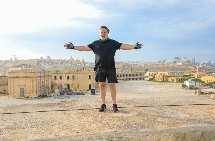  Ara: L-Attur Russell Crowe Lura Fil-Forti Ricasoli Fejn Inħadem Gladiator 22 Sena Ilu