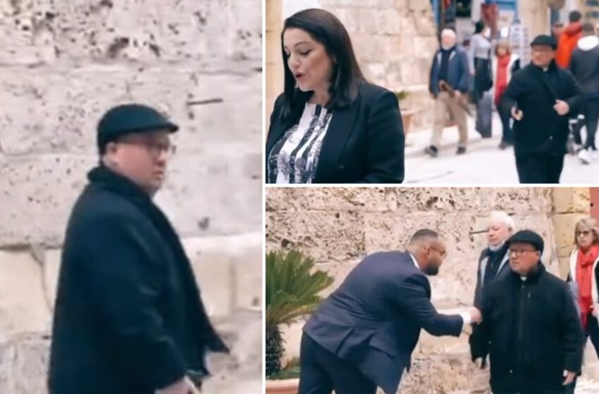  Bil-Filmat: L-Arċisqof Jidher Irrabjat Xi Ftit Hekk Kif Kellu Jinżel Mill-Karozza Biex Jara Għalfejn It-Triq Kienet Magħluqa…